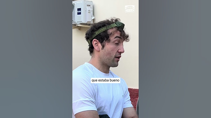 Dos jóvenes madrileños llevan una furgoneta llena de comida