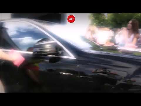 beautiful,-cute-girls-wet-and-in-the-foam-wash-the-car,-very-cute)))