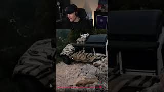 @MehrAnzeigen fragt: WAS MACHEN DIE JUNGS DA?