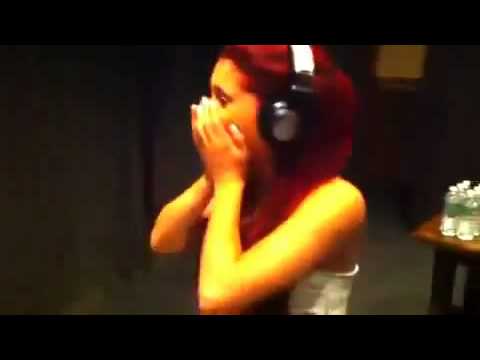 ariana-grande-from-victorious-trying-to-get-cat