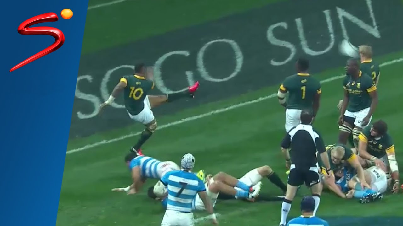 Elton Jantjies hammers Adriaan Strauss