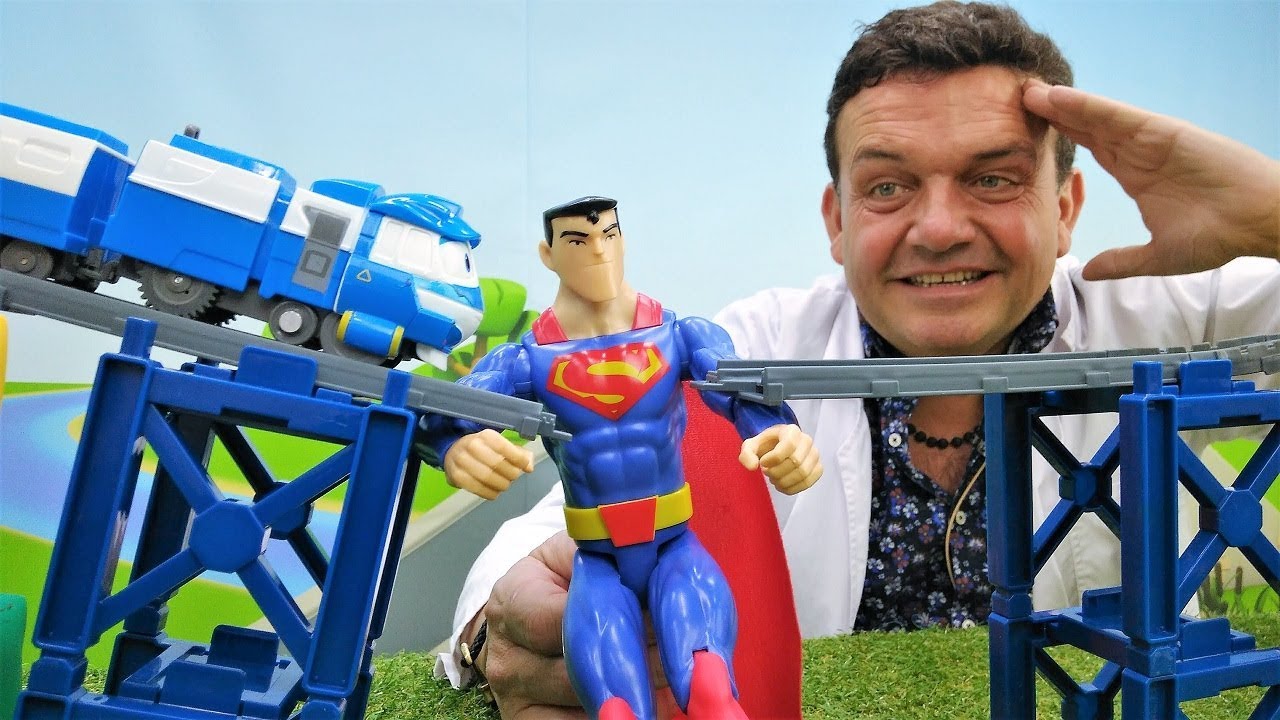 Superman va al Doctor Pep. Vídeos de juguetes.