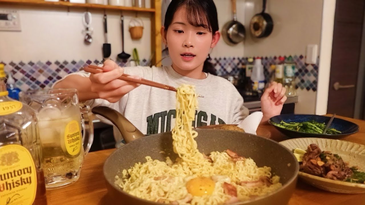 理性を捨てた、深夜の一人飲み。サッポロ一番で作る背徳のカルボナーラ。