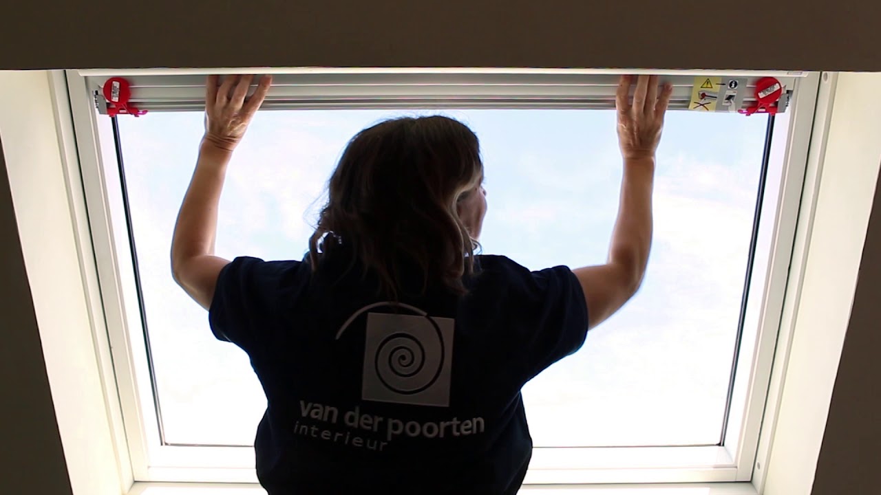 Montagevideo VELUX DKL manueel verduisterend rolgordijn