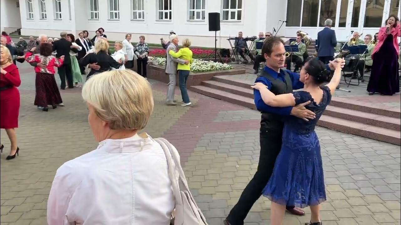 Как же красиво "БЕЛОЙ АКАЦИИ ГРОЗДЬЯ ДУШИСТЫЕ" - и танец! - YouTube