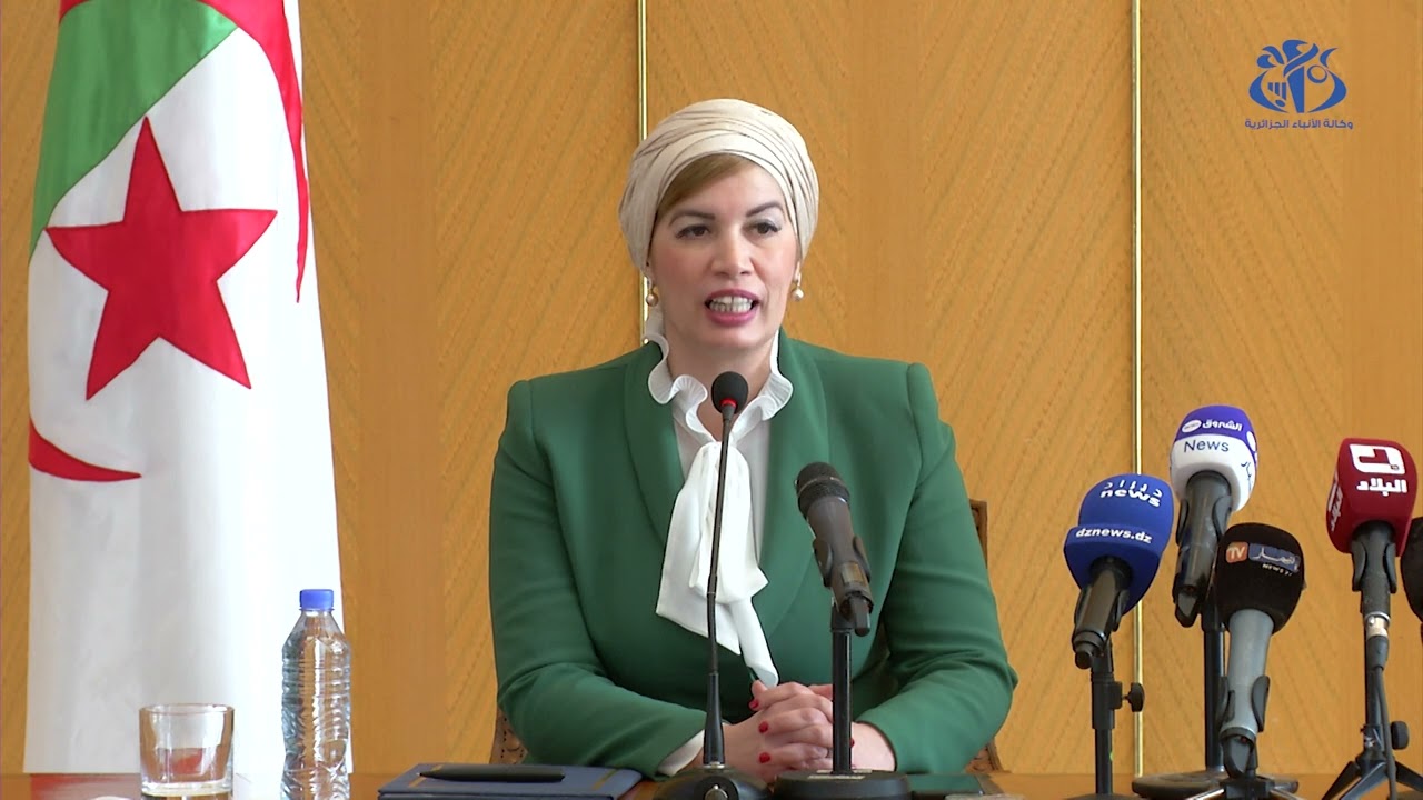 السيدة صورية مولوجي تستلم مهامها وزيرة للثقافة والفنون