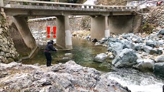 【渓流ルアー】道路脇の小川に驚愕の光景【水中ヒットシーン】