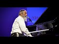אריאל זילבר הוא יוצר ענק שהשמאל הישראלי החליט להתעלל בו על בסיס קבוע אריאל זילבר הוא יוצר ענק שהשמאל הישראלי החליט להתעלל בו על בסיס קבוע