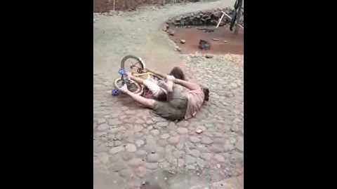 Dijamin ngakak . Nenek* dibonceng anak kecil😂