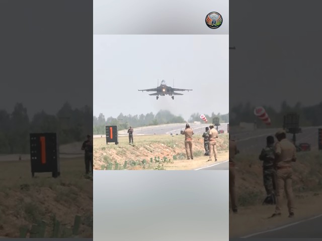 #IAF's Sukhoi-30 MKI touched down on Agra-Lucknow Expressway in a special landing exercise | #shorts