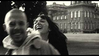 40歳の若さで自ら命を絶った天才デザイナーの軌跡『マックイーン：モードの反逆児』予告編