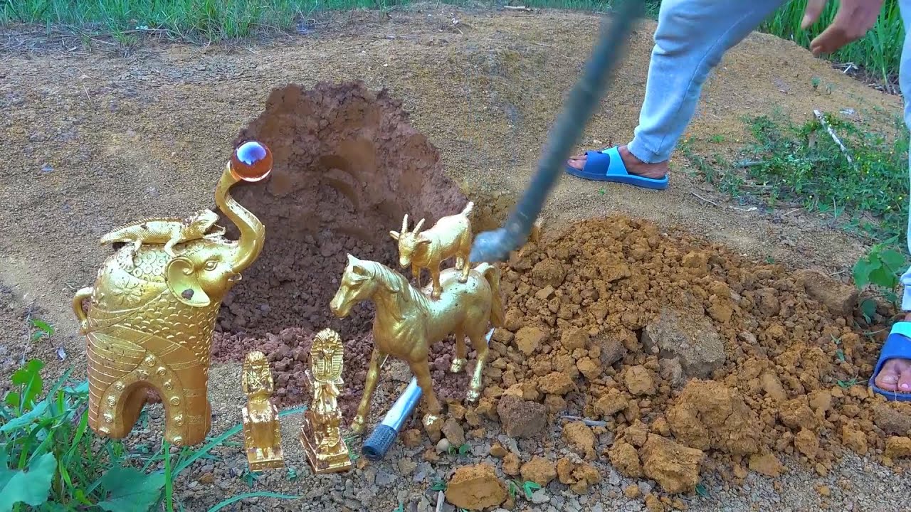 El niño exploró el antiguo pozo durante miles de años, encontró el tesoro enterrado y tuvo suerte.