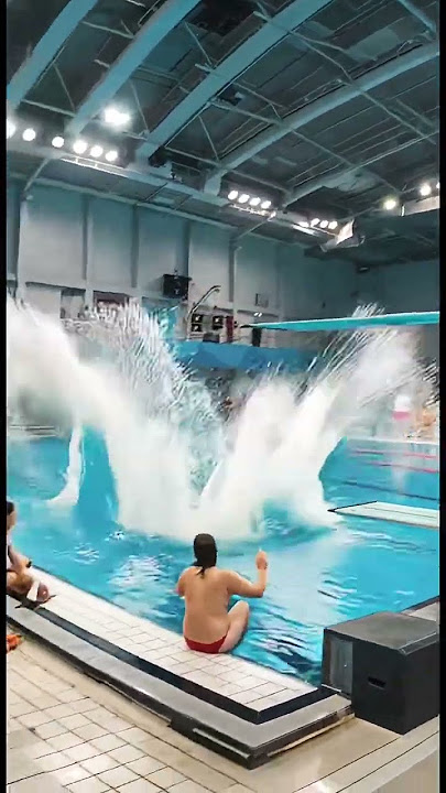 tuffo in piscina #shorts #viral #piscina #pool