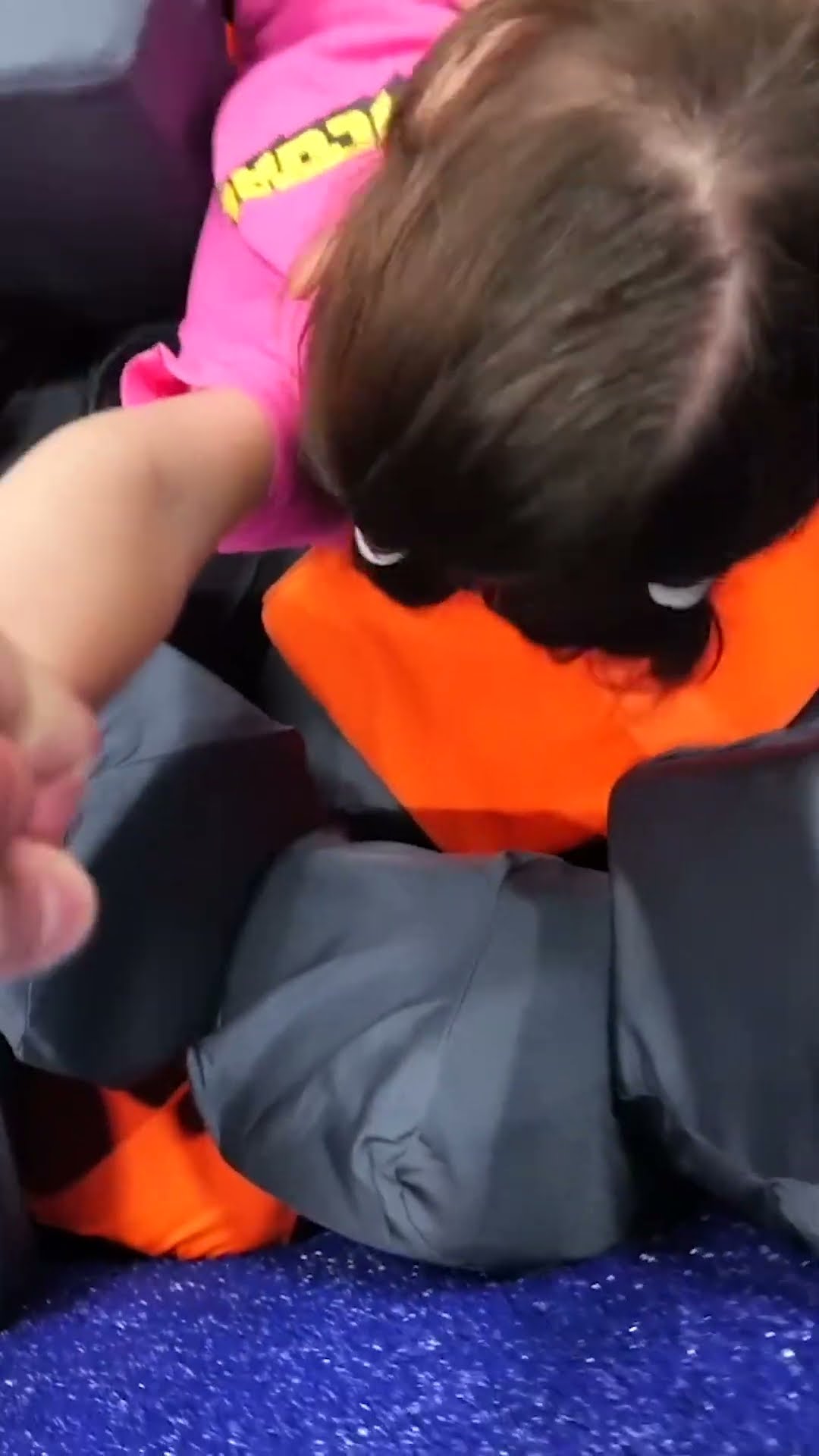 A LAURA ACHOU DINHEIRO NO SKY ZONE - Família Brancoala #Shorts
