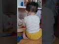 [311일째] 교구 만지며 노는 뒷모습