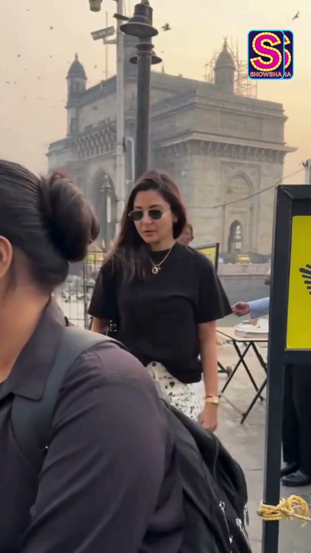 Anushka Sharma Gets Back To Gate-way in Style, After Dropping Virat At Their Alibaug Home | N18S