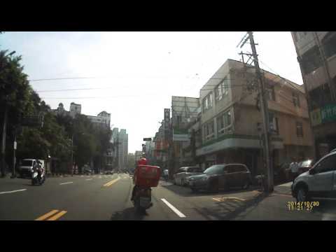 肯德雞送貨機車亂切換車道
