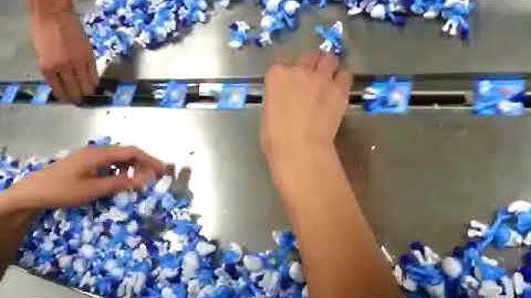 flow packing machine with automatic card feeder