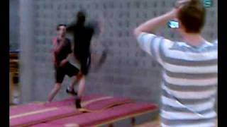 Jonges A Doen Poging Om Achterwaartse Salto Te Kunne