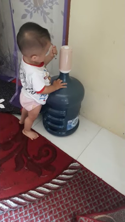 Bayi minum air langsung dari galon