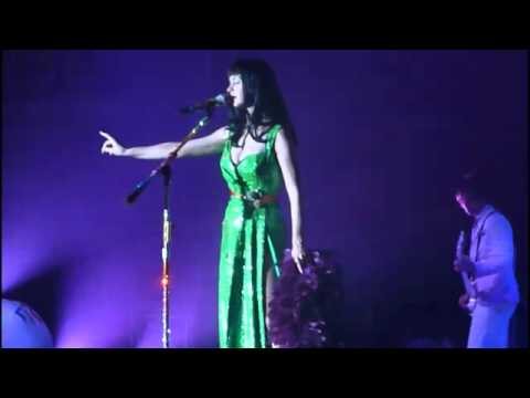 Katy Perry I Kissed a Girl live Manchester Manches...