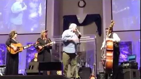 Terry Bradshaw singing with The Isaacs at Clawson ...