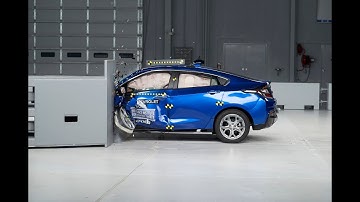 2017 Chevrolet Volt driver-side small overlap crash test (extended footage)