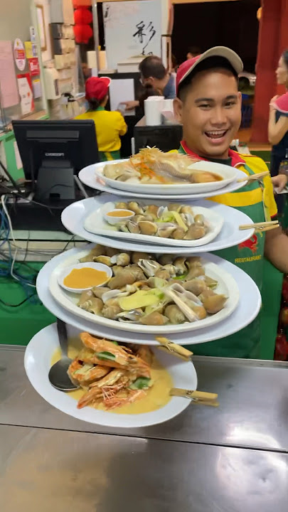 Super talented waiter at Welcome Seafood in #kotakinabalu #seafoodrestaurant #waiter