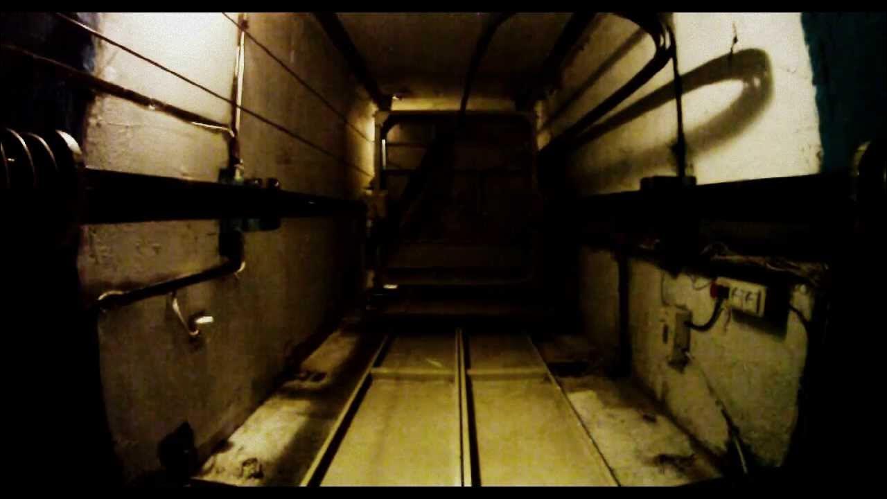 Лифт без света. Шахта лифта КМЗ. Вид из Шахты лифта. Приямки лифтовых шахт. Приямок лифта.