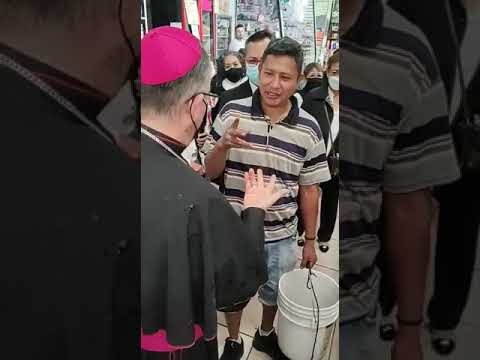 "Piedra, papel o tijera", sacerdote juega con hombre en mercado