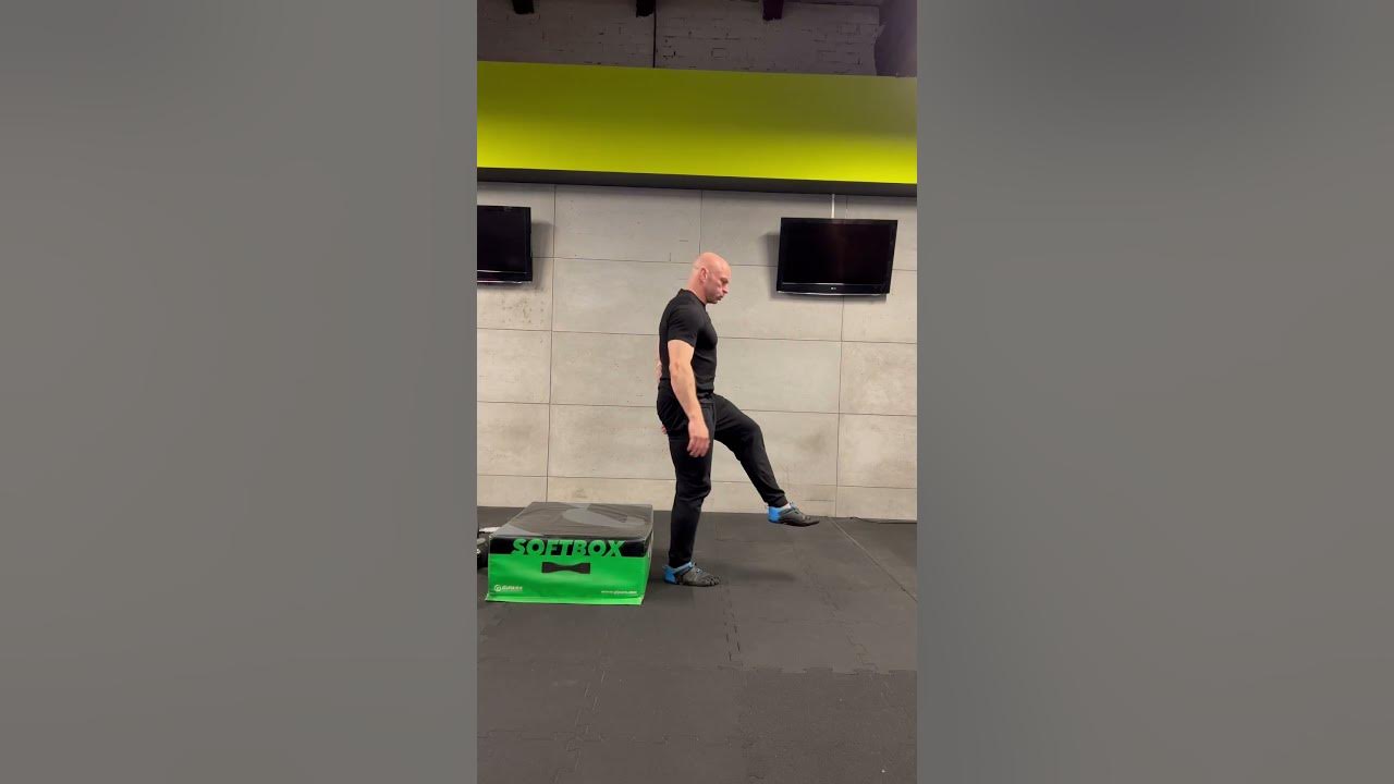 Przysiad na jednej nodze siadając na skrzynie - YouTube