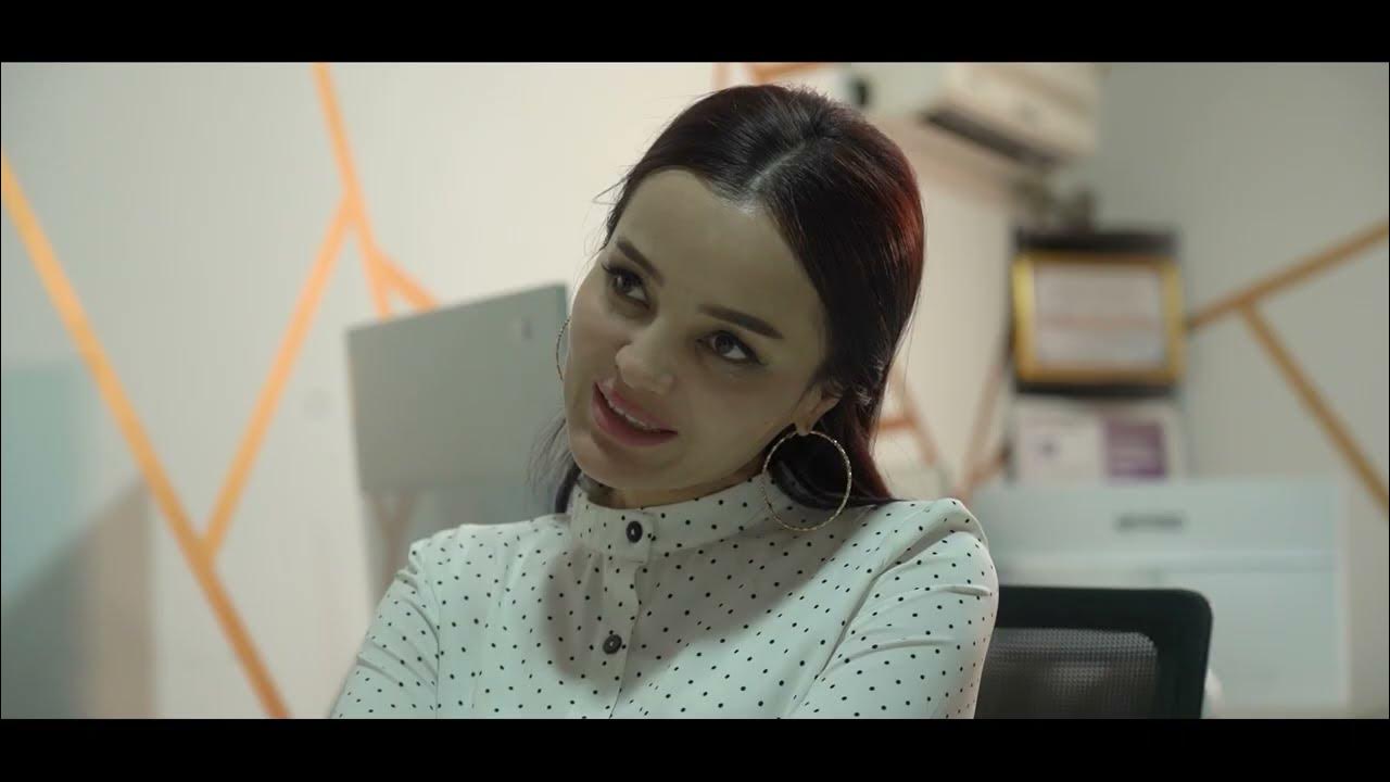 Ikki teshikda mushtlash aks etgan porno video. Ayol parovoz bilan jinsiy aloqa qilmoqda