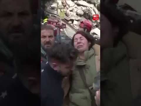 لحظة انقاذ امرأة من مبنى ضربه الزلزال في تركيا
