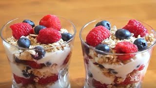 水果、麦片和酸奶做的早餐甜点-健康早餐食谱