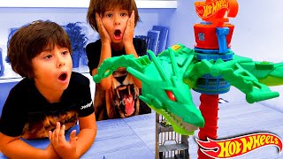 CHALLENGE ATAQUE AEREO del DRAGON de HOT WHEELS con Dani y Evan