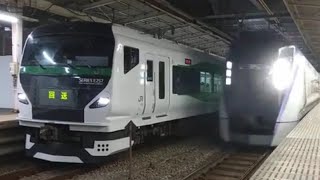 E257系5000番台OM-92編成が中野駅でE353系の待避をしている様子