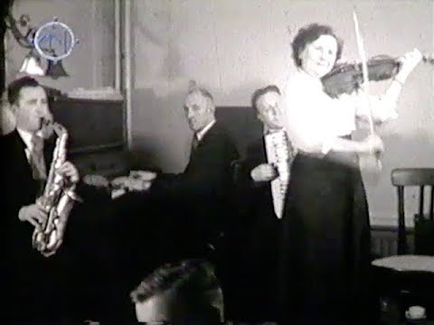 Evelyn Novacek en haar orkest, met haar zoon Joop Wolbrink, 1954 Veendam