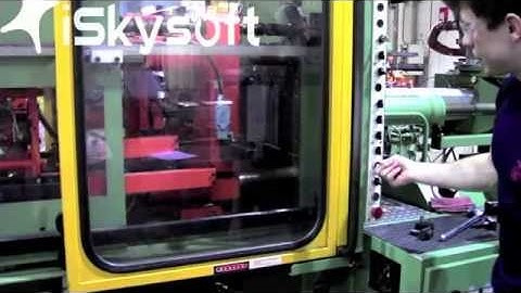 Loading and unloading a mold in the Engel injection molding machine at WWU
