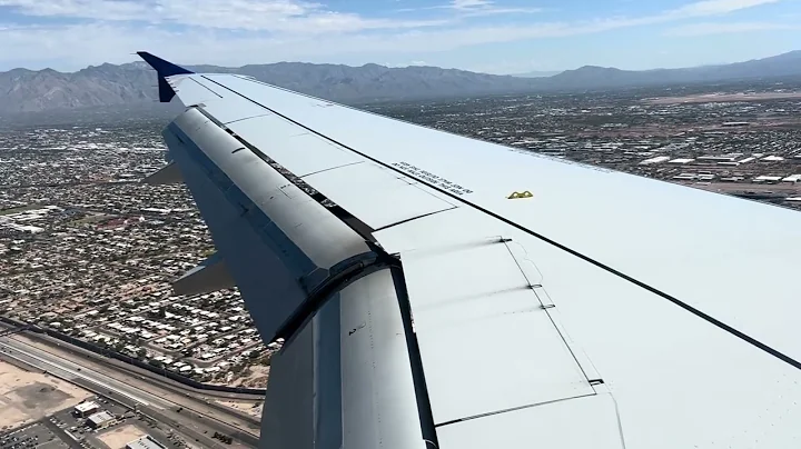 United Airlines A320 Landing at Tucson International Airport (TUS)