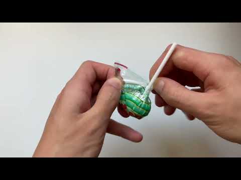 How to Open a Chupa Chups Lollipop [4K]