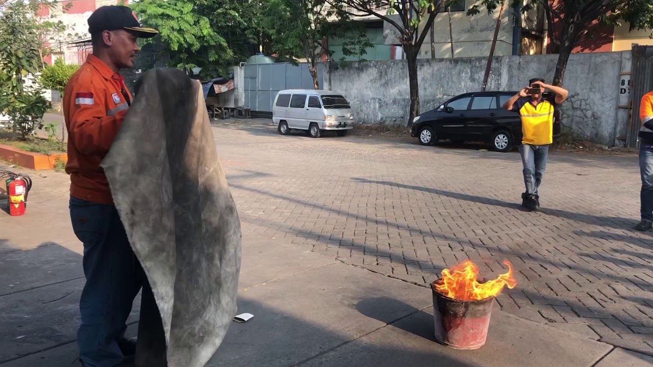 PELATIHAN PEMADAM KEBAKARAN BERSAMA PT AGILITY SURABAYA