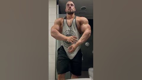 Dani Kaganovich posing