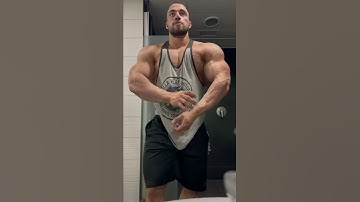 Dani Kaganovich posing