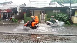 Heavy rain fell on the road causing flooding and stagnant water