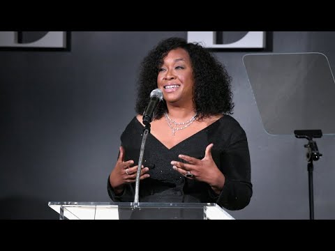 Video: Shonda Rhimes Čistá hodnota: Wiki, vdaná, rodina, svatba, plat, sourozenci