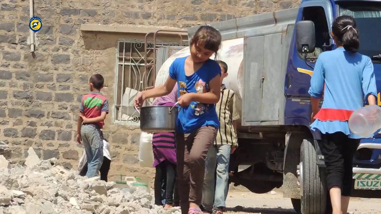 توزيع مياه الشرب على النازحين من قرية قزحل وأم قصب