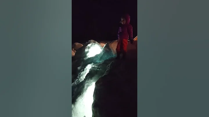 AMAZING CUTE LITTLE GIRL PLAYING IN THE BIG SNOWST...