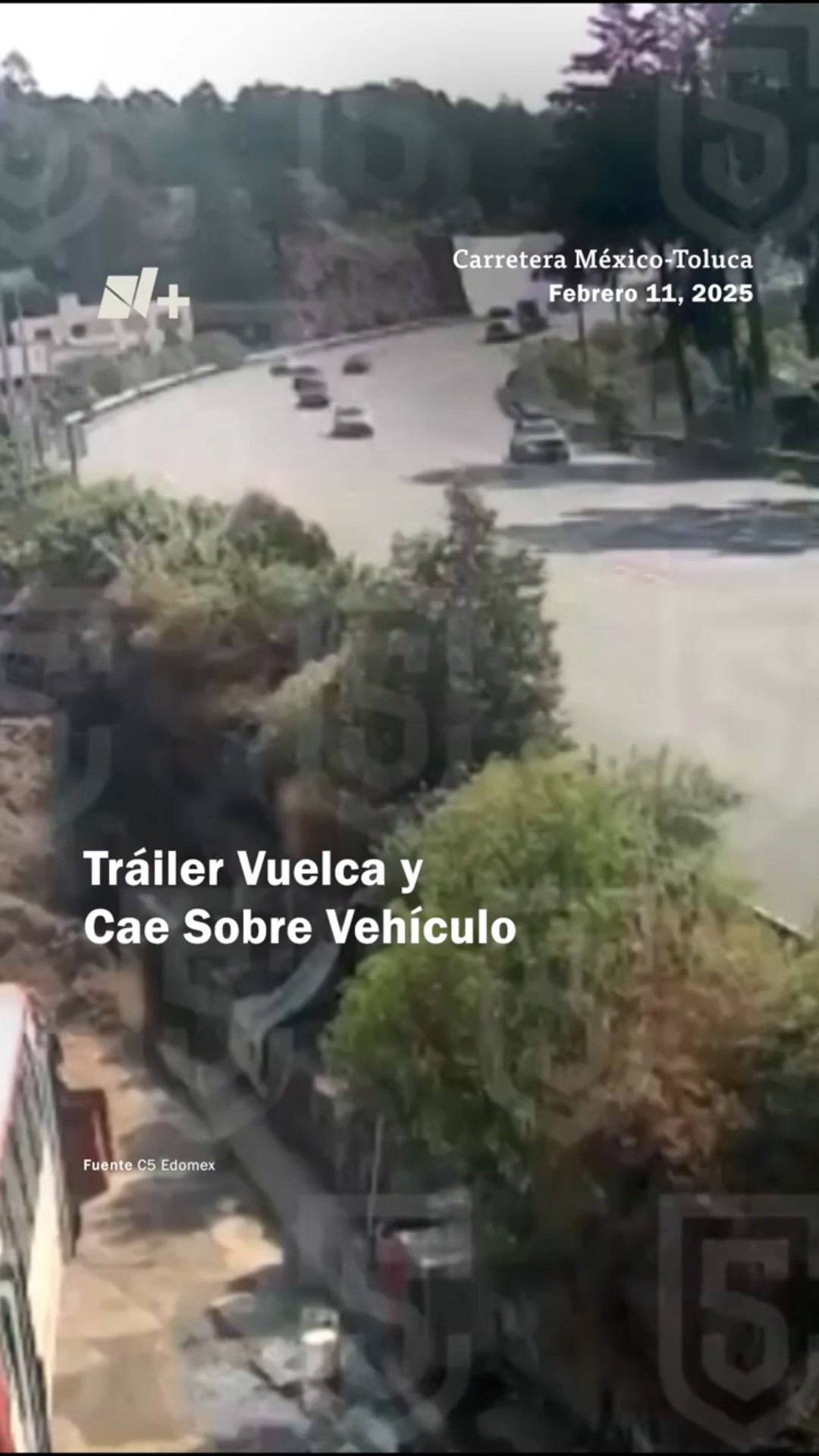 Momento en que tráiler vuelca y se lleva otro vehículo en la México-Toluca #nmas #shorts