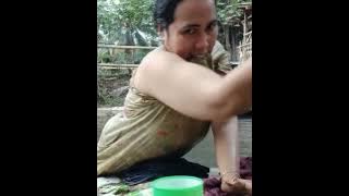 tante mandi di sungai nampak gunung kembar.