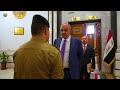 وزير الدفاع يستقبل أحد الجنود للنظر في مظلوميته